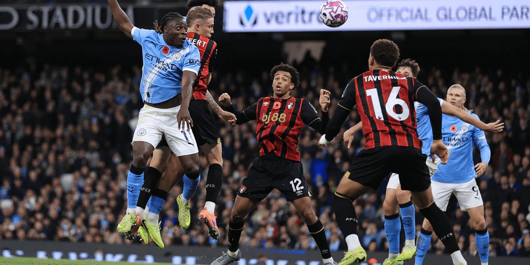 Jugadores de Bournemouth y Manchester City en acción