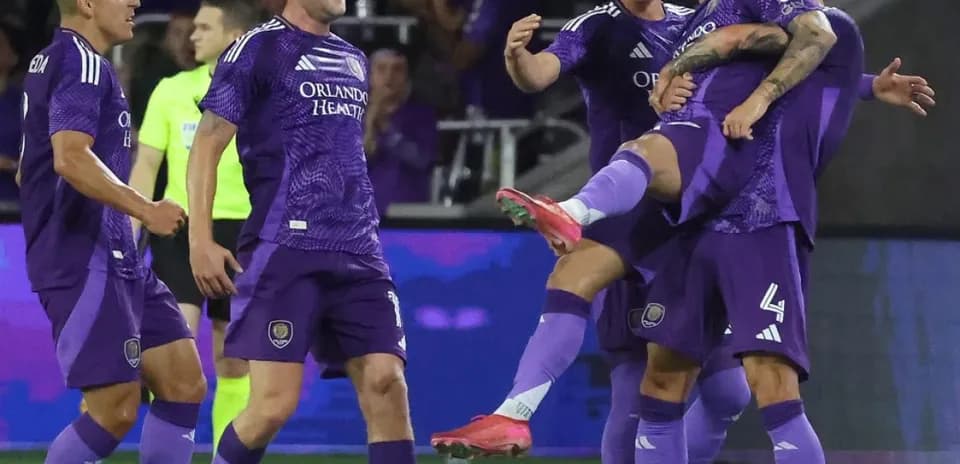 Jugadores de Orlando City II celebrando un gol