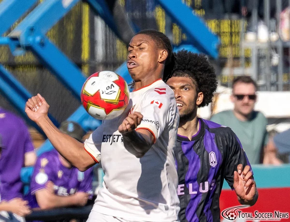 Jugador de Cavalry FC controlando el balón