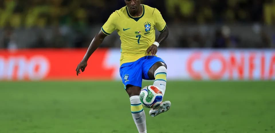 Jugador de Brasil controlando el balón en el partido