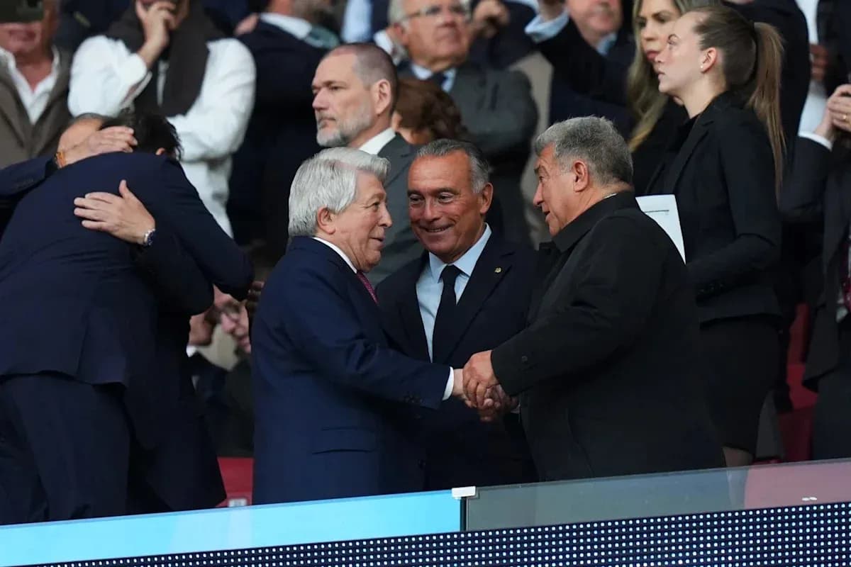 Tres personas estrechándose la mano en el palco