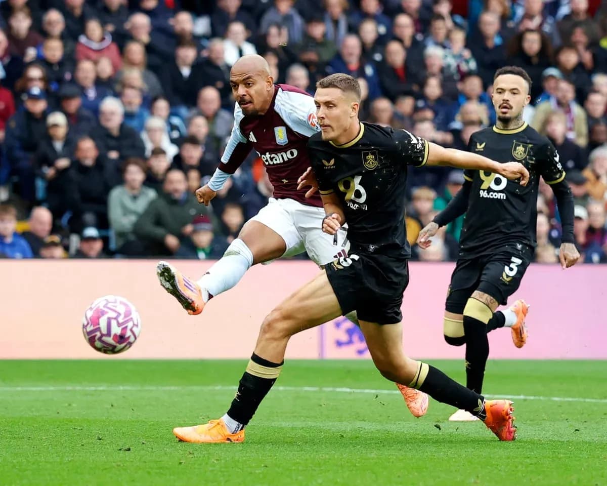 Un jugador de Aston Villa dispara a puerta