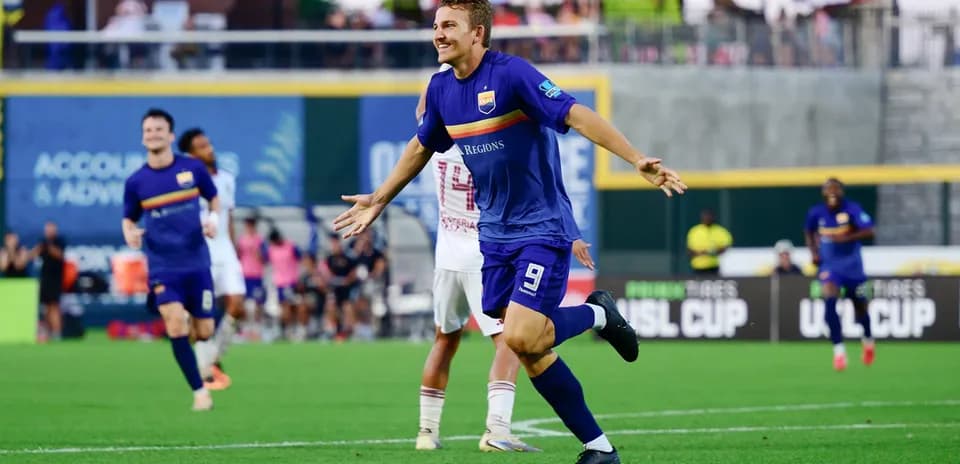 Jugador celebrando un gol durante el partido