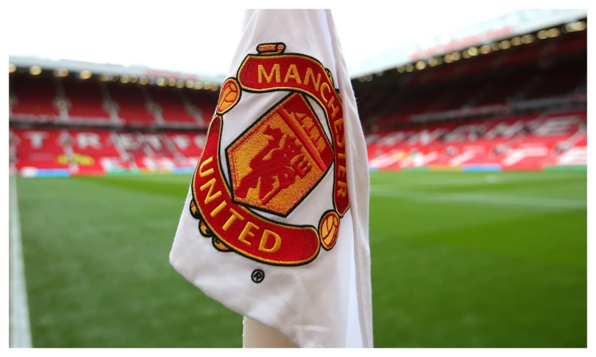 Bandera de esquina con el logo de Manchester United