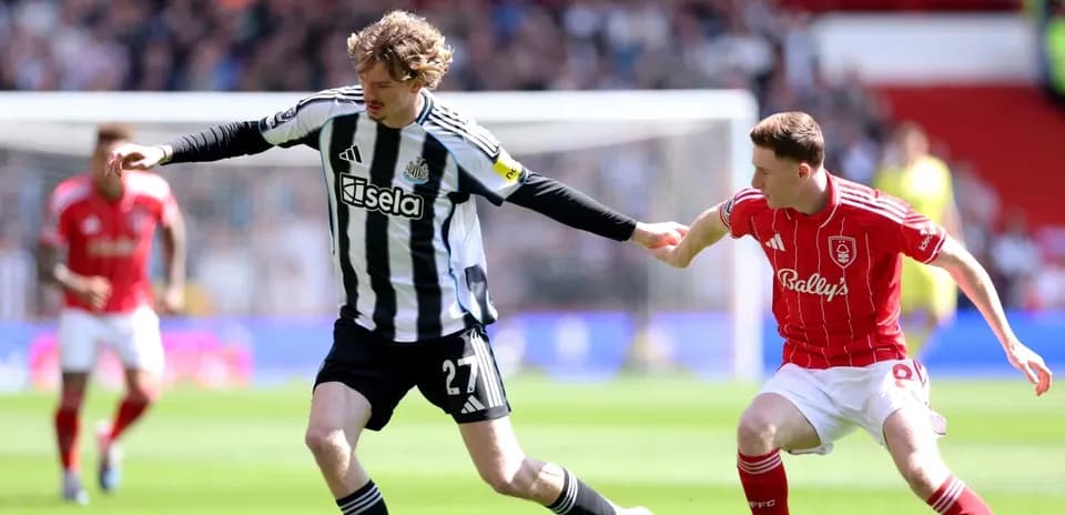 Jugador de Newcastle y Nottingham compitiendo por el balón