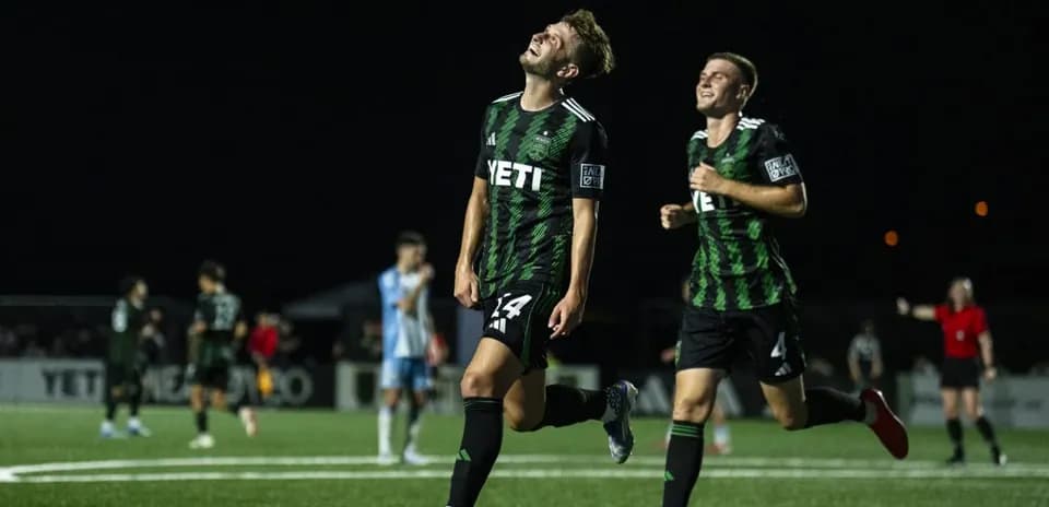 Jugadores de Austin II celebrando un gol