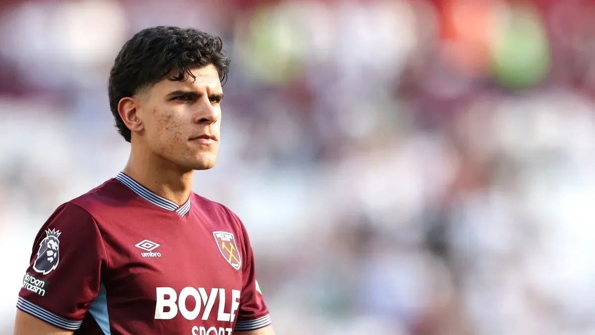 Jugador de West Ham en el campo antes del partido