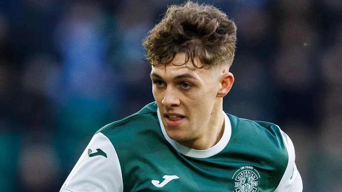 Jugador de Hibernian corriendo en el campo
