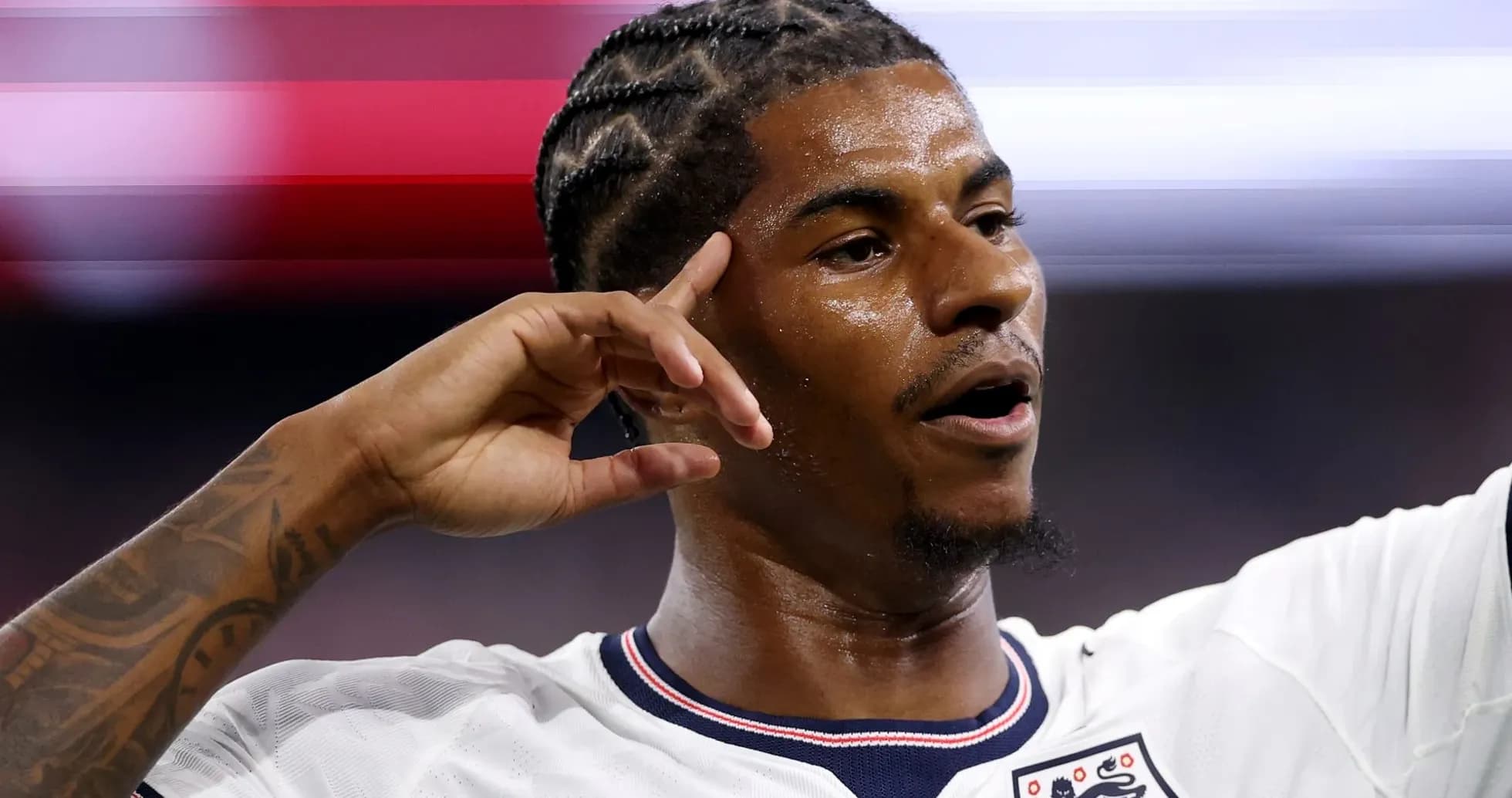 Jugador señalando su cabeza durante el partido