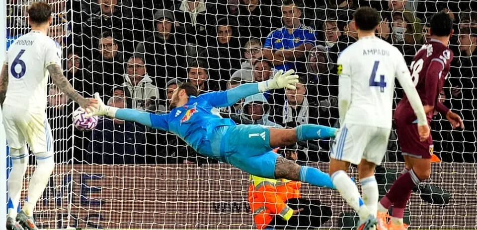 Portero evitando un gol en el partido