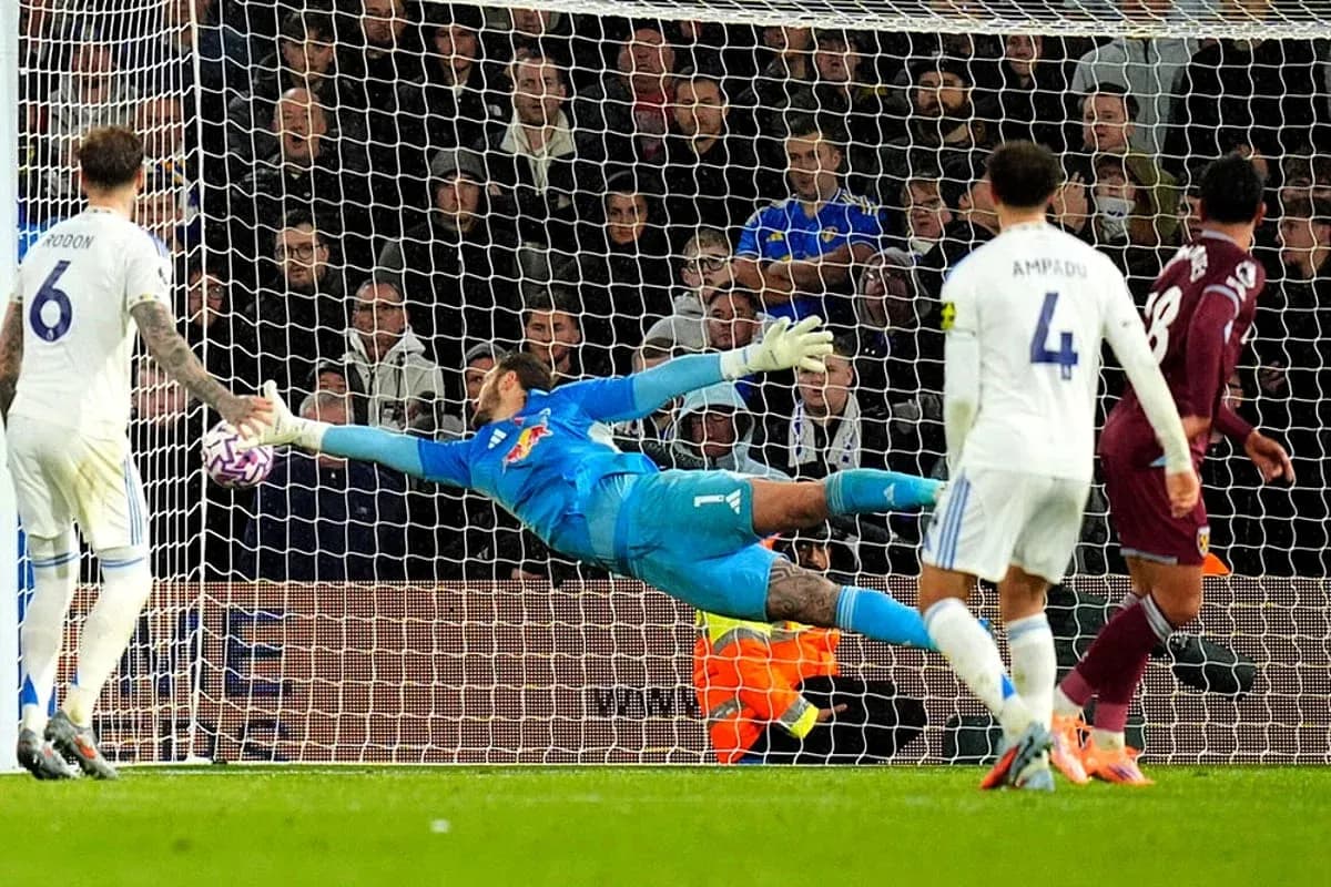 Portero evitando un gol en el partido
