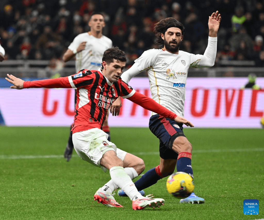 Jugador de AC Milan en acción contra Cagliari