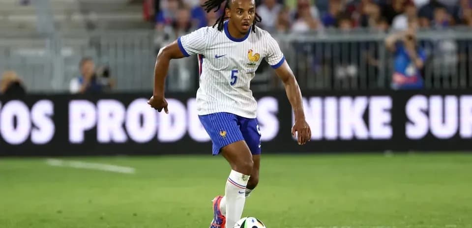 Jugador de Francia corriendo con el balón en campo