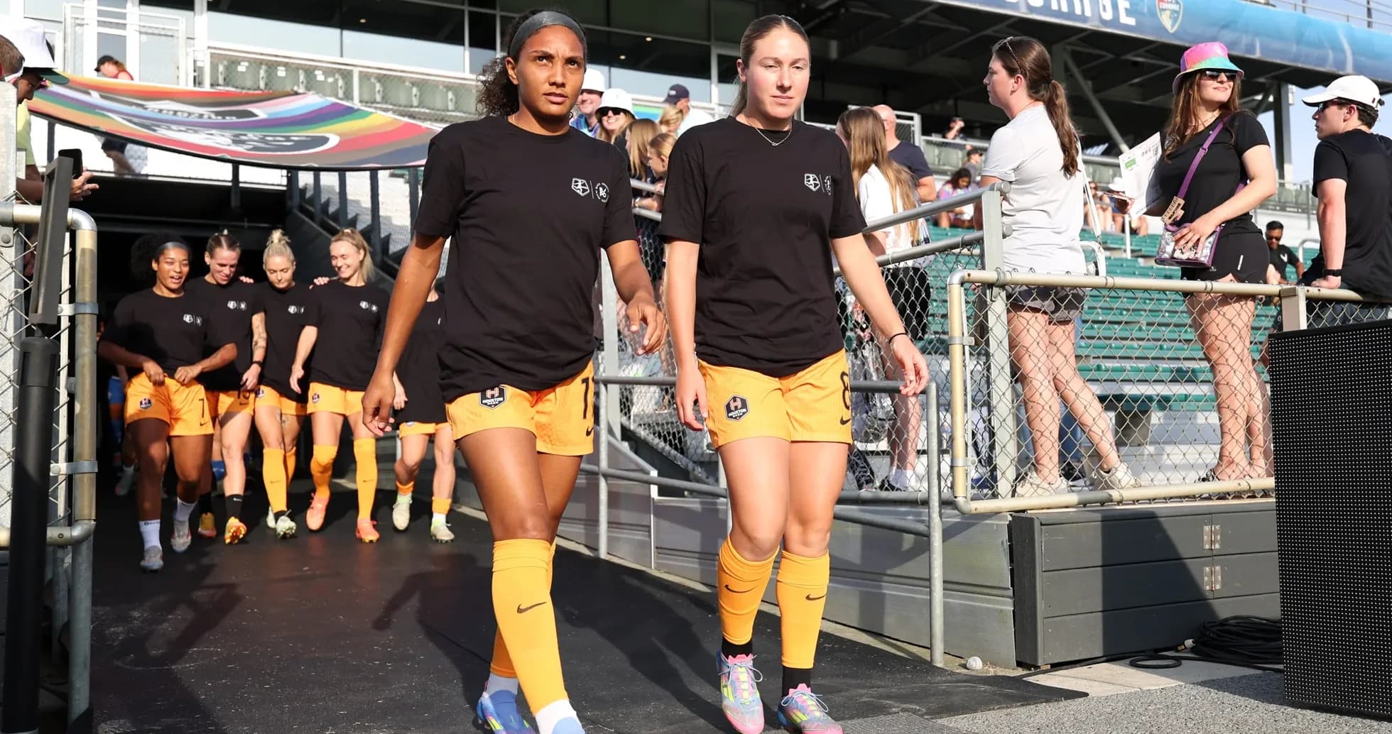 Jugadoras del Houston Dash saliendo al campo