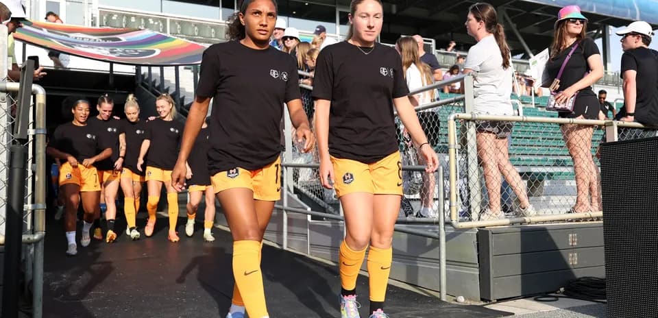 Jugadoras del Houston Dash saliendo al campo