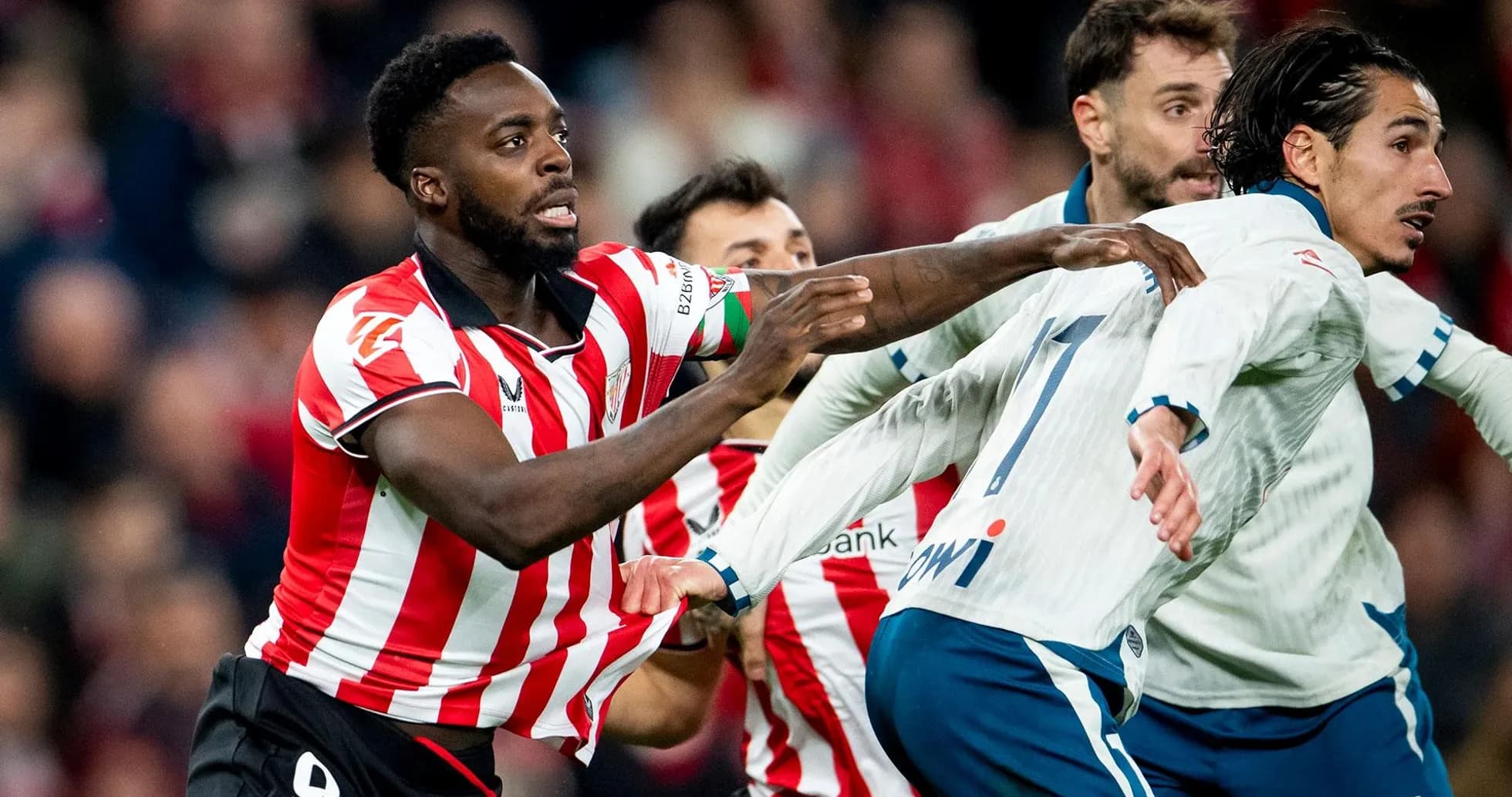 Jugadores de Espanyol y Athletic Club en acción