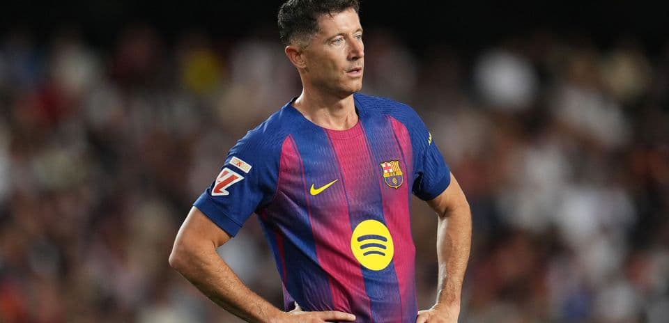 Jugador de Barcelona con camiseta en el campo