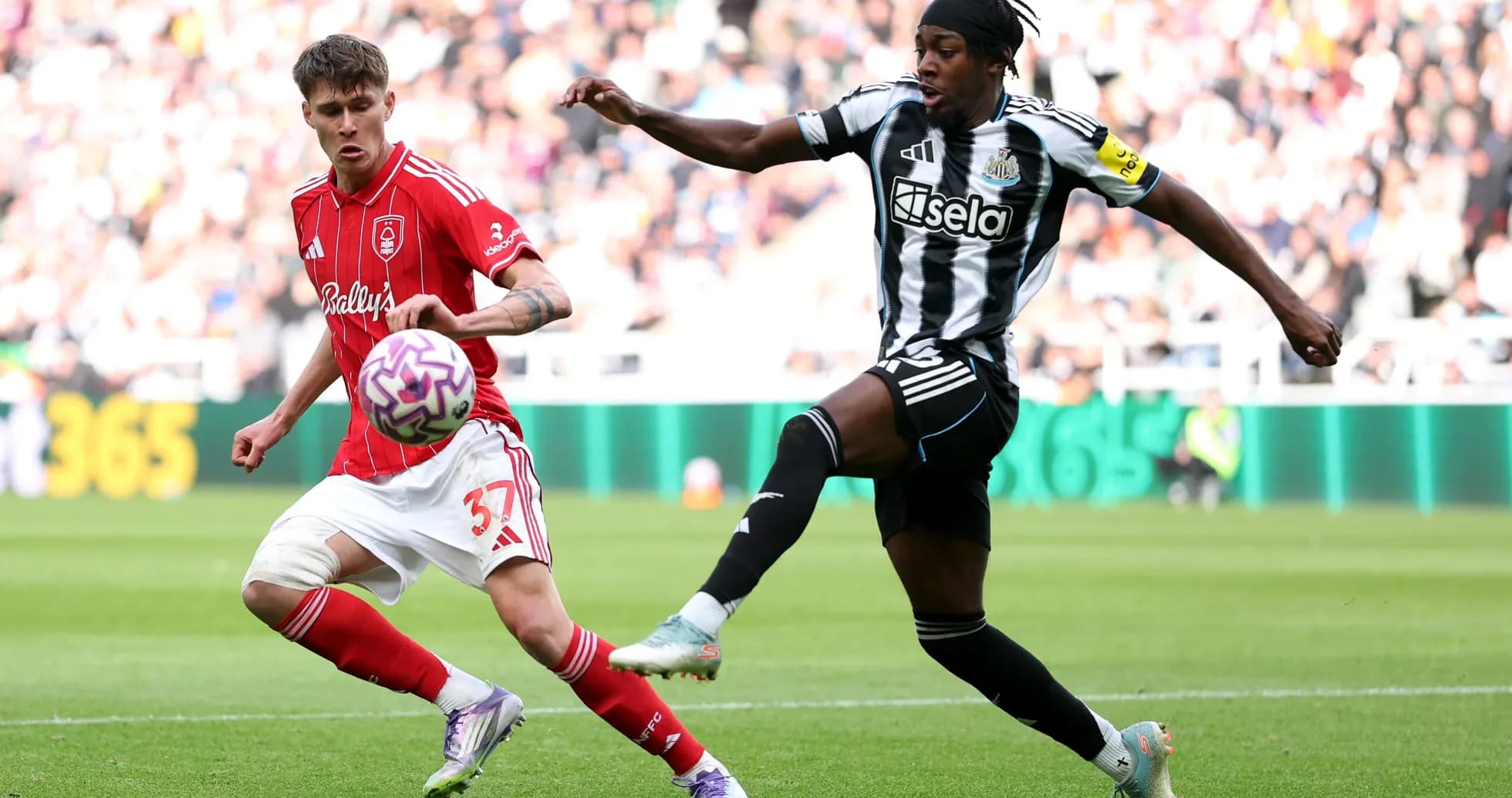 Jugador de Nottingham Forest y Newcastle en acción