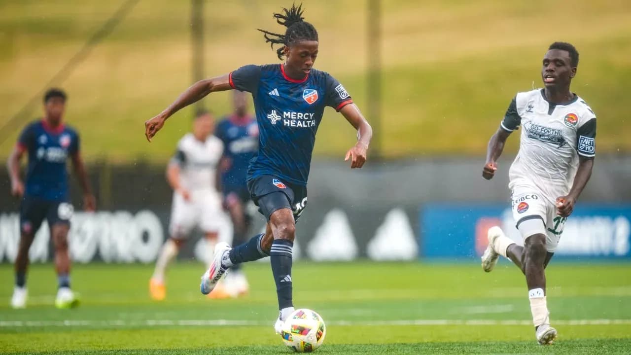 Jugador de FC Cincinnati II avanzando con el balón