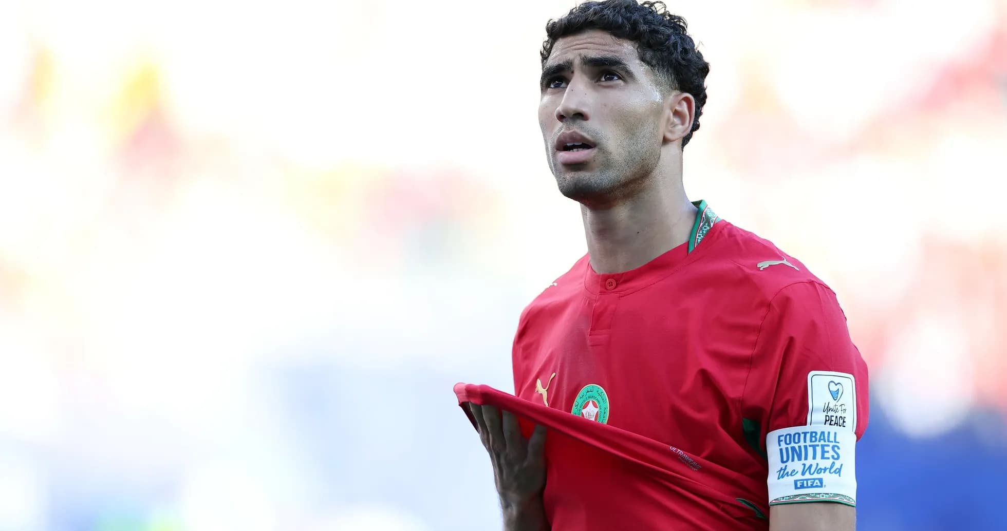 Jugador de Marruecos ajustando su camiseta durante partido