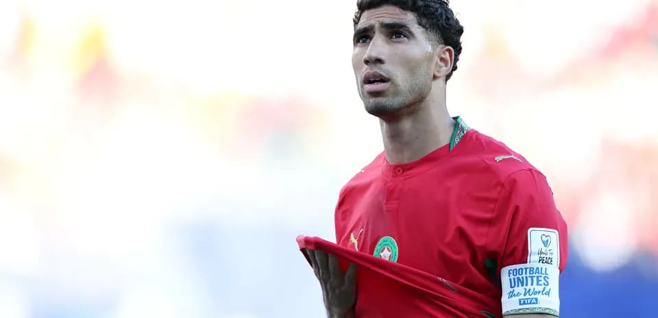 Jugador de Marruecos ajustando su camiseta durante partido
