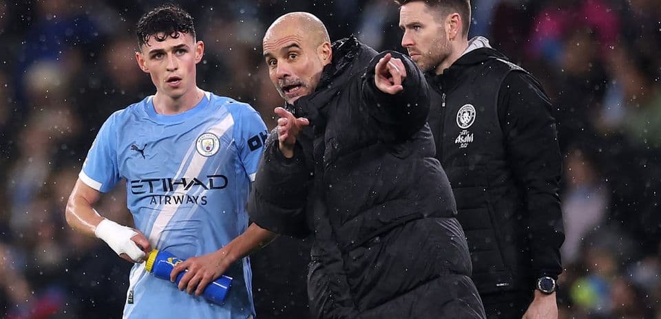 Entrenador dando instrucciones a jugador en el banquillo