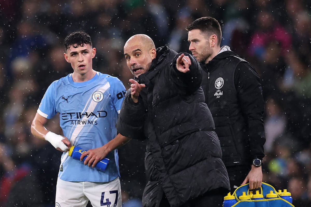 Entrenador dando instrucciones a jugador en el banquillo