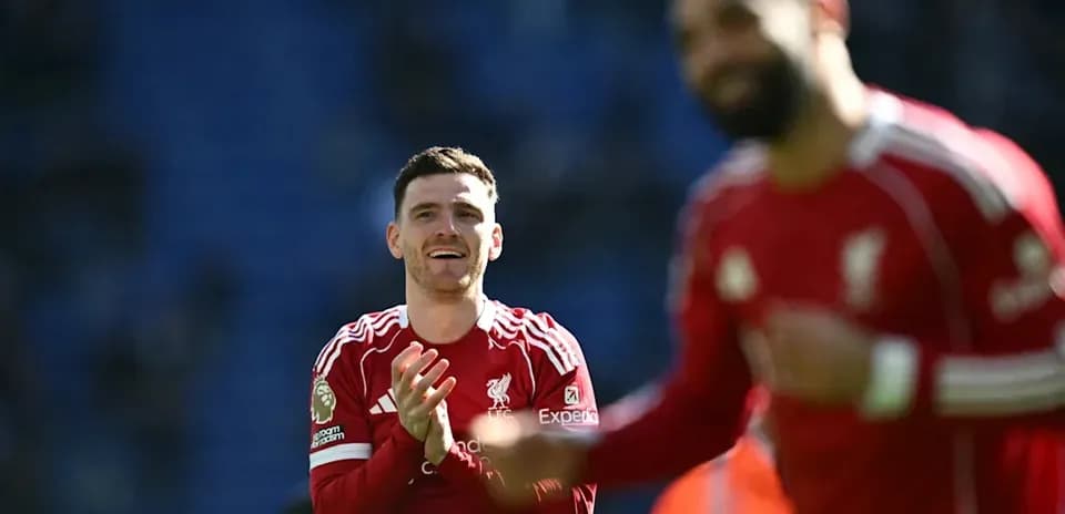 Jugadores de Liverpool celebrando en el campo