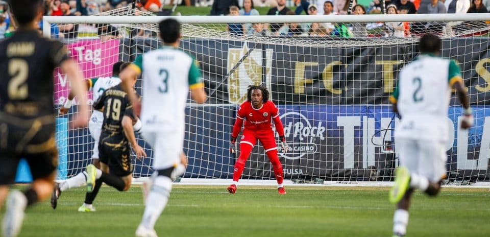 Portero listo para un penalti en el partido