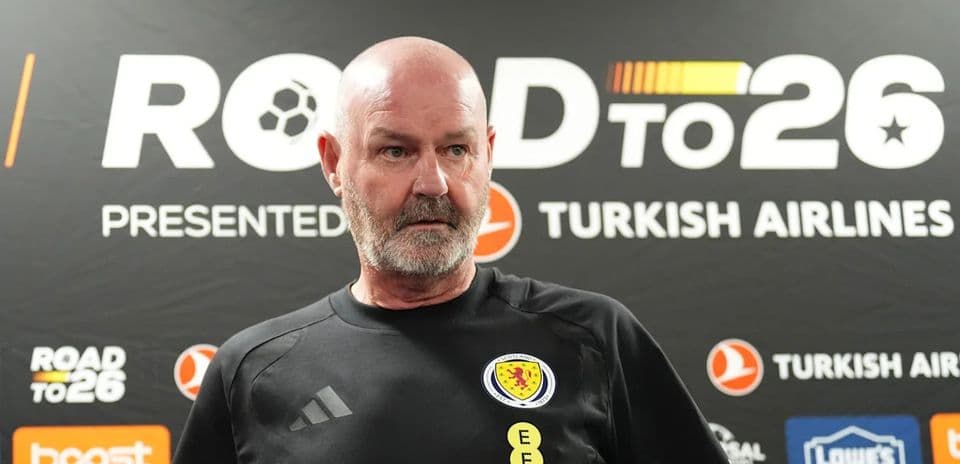 Entrenador en rueda de prensa sobre Road to 26