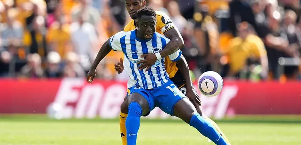 Jugador de Brighton compitiendo por el balón