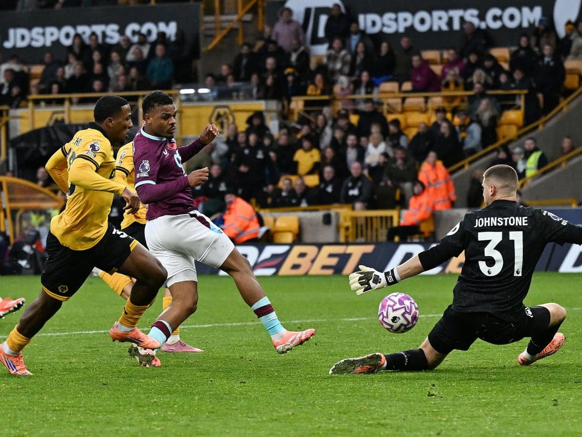 Jugador de Burnley disparando a puerta contra Wolves