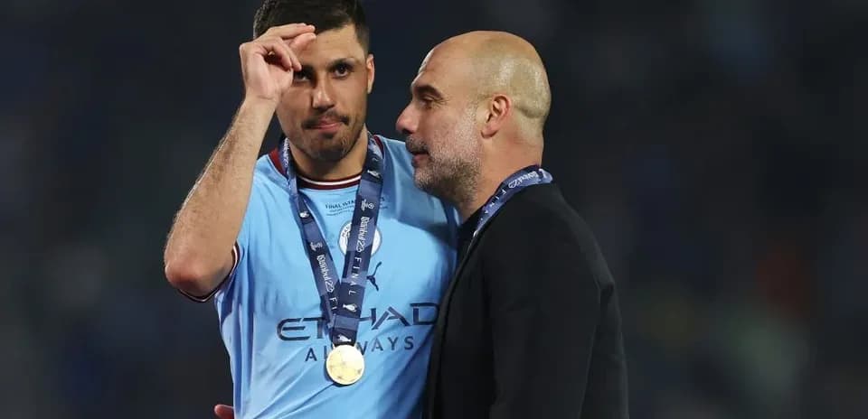 Jugador y entrenador celebrando victoria en el podio