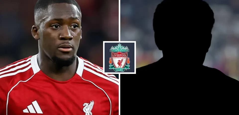 Jugador de Liverpool en uniforme rojo durante partido