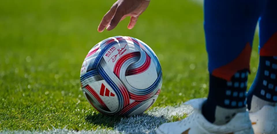 Jugador listo para patear el balón