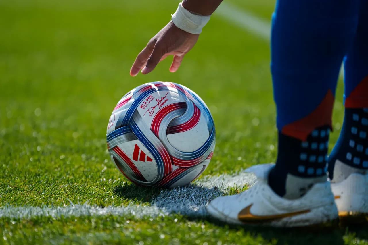 Jugador listo para patear el balón