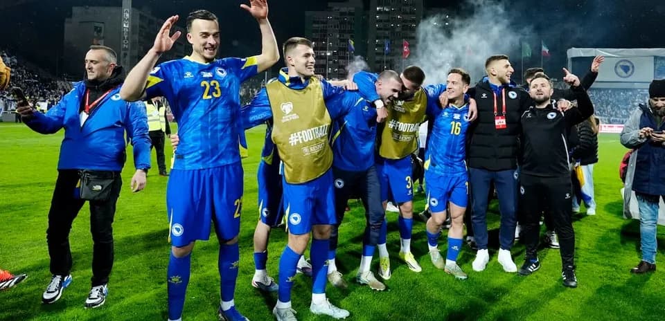 Jugadores de Bosnia celebrando en el campo