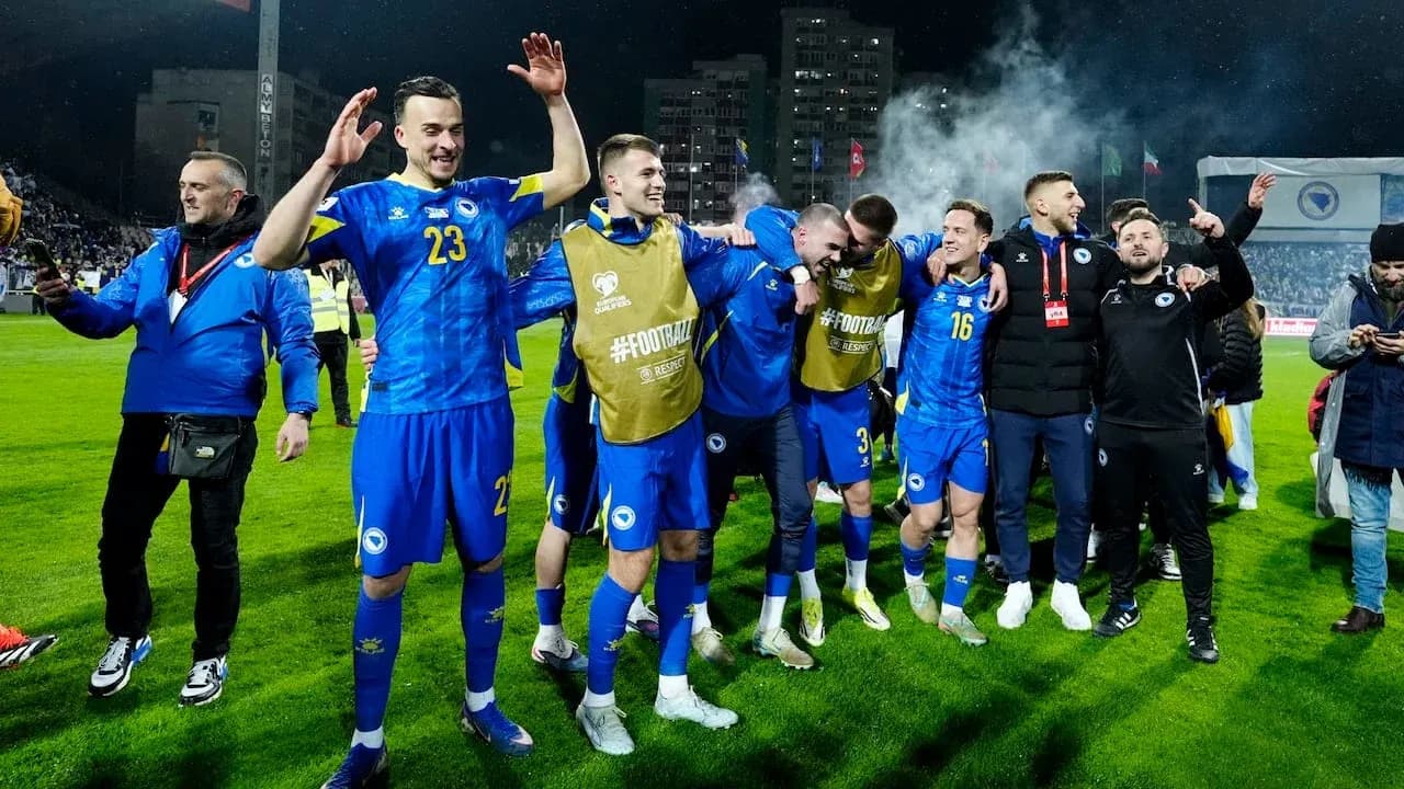 Jugadores de Bosnia celebrando en el campo