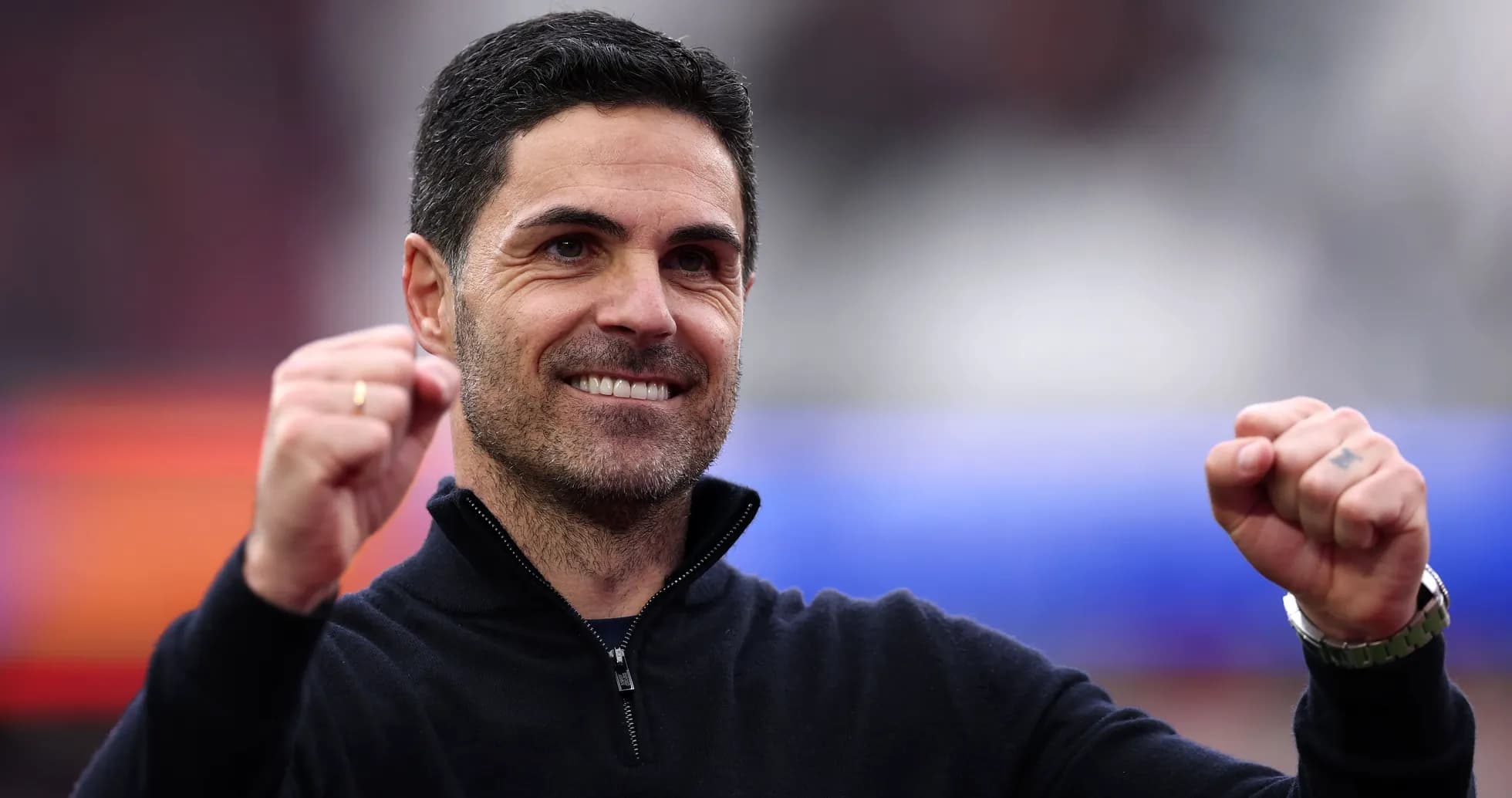 Entrenador celebrando con el puño en alto