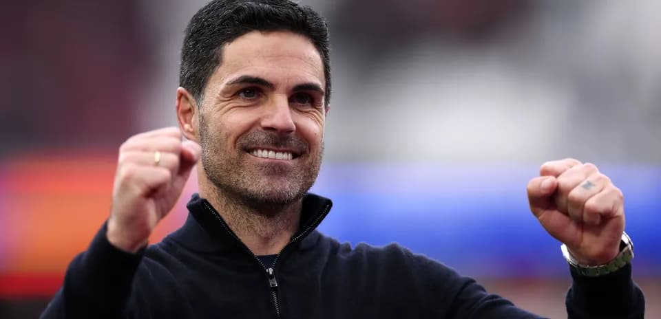 Entrenador celebrando con el puño en alto