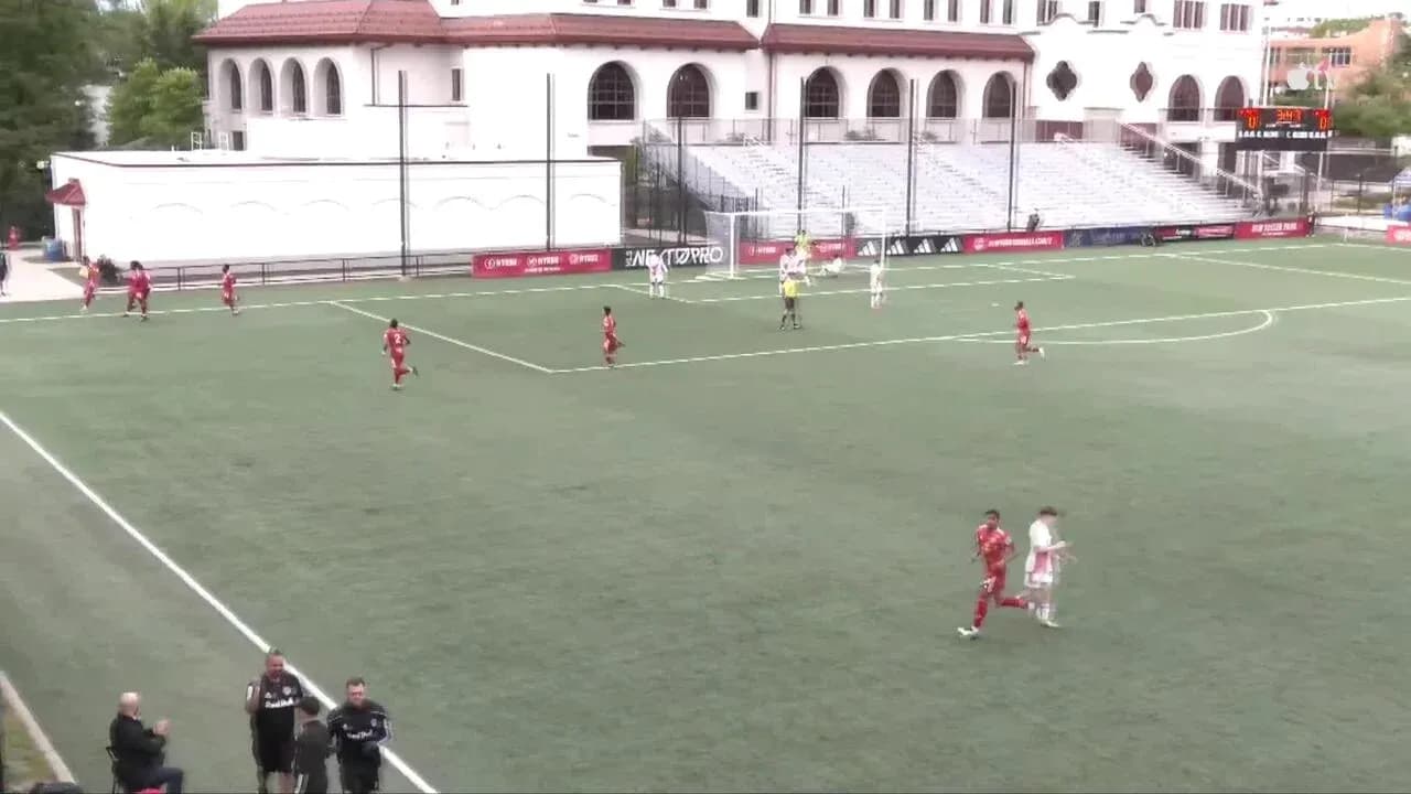 Jugadores de Toronto II y New York RB II en el campo