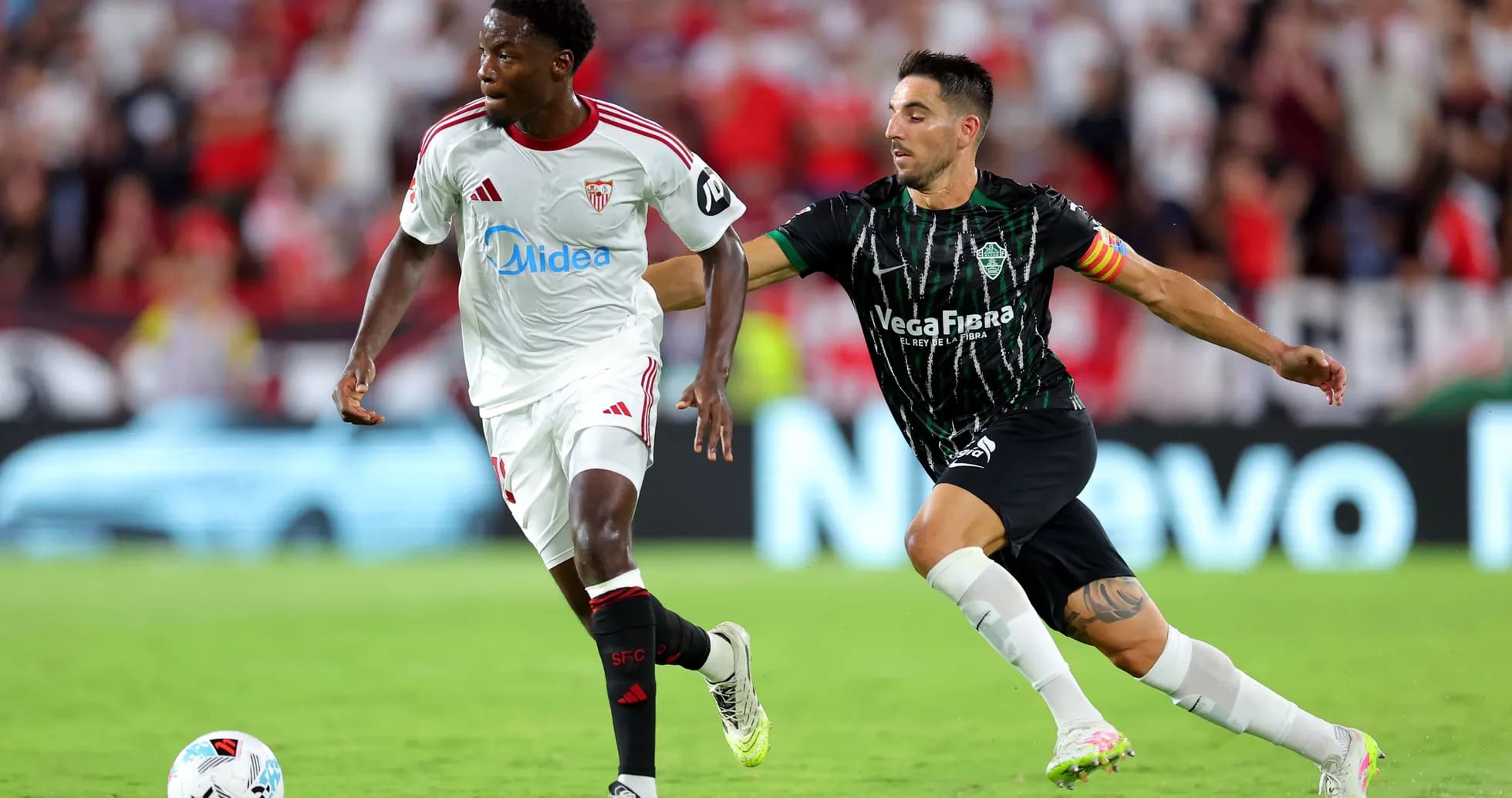 Jugador de Sevilla driblando a rival de Villarreal