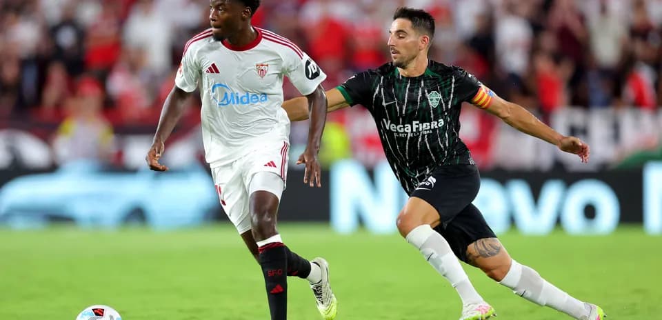 Jugador de Sevilla driblando a rival de Villarreal