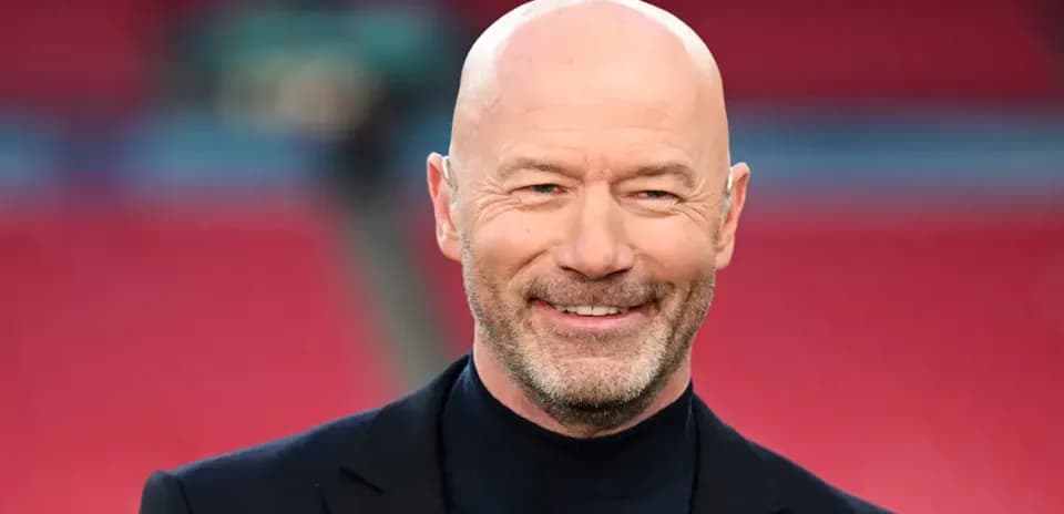 Hombre sonriente en un estadio de fútbol