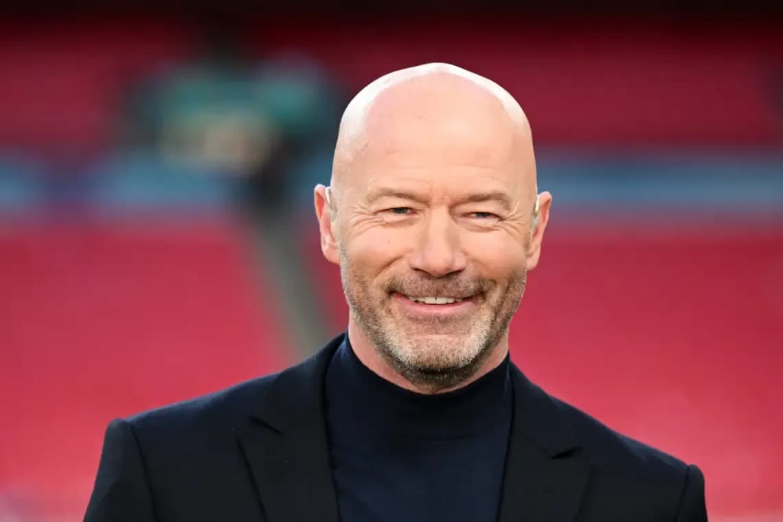 Hombre sonriente en un estadio de fútbol