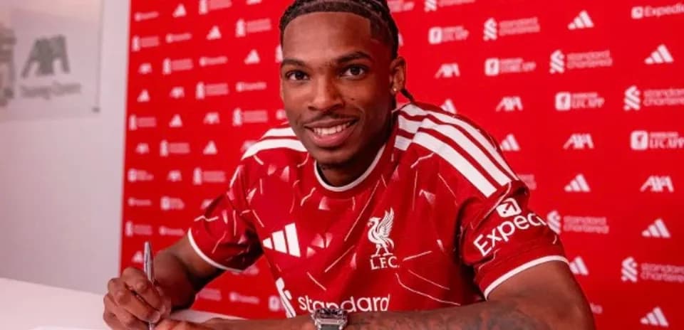 Jugador de Liverpool firmando contrato en la oficina