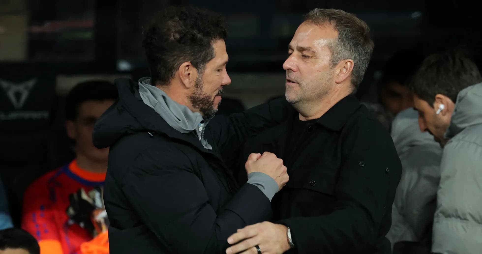 Entrenadores saludándose antes del partido