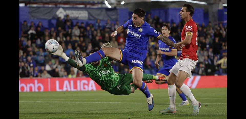Jugador de Getafe despejando un balón en la portería