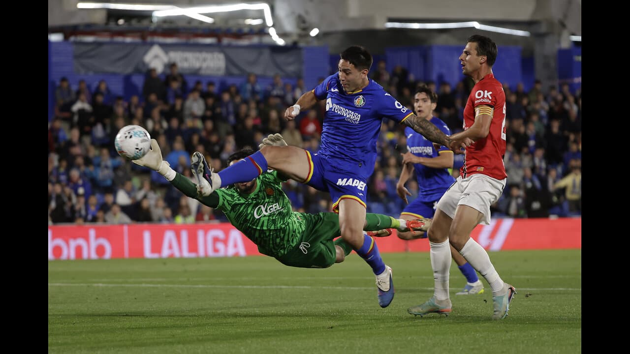 Jugador de Getafe despejando un balón en la portería