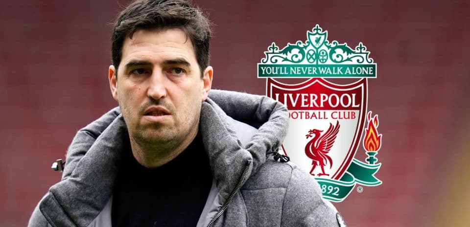 Entrenador de Liverpool con escudo del club de fondo